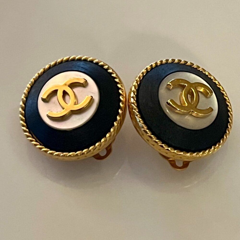 CHANEL Vintage 97A Clip-On Earrings • Black Enamel • Mother of Pearl • CC Logo - Picture 4 of 8